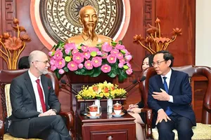 Secretary of the Ho Chi Minh City Party Committee Nguyen Van Nen (R) receives Canadian Ambassador to Vietnam Shawn Steil on June 23. (Photo: SGGP)