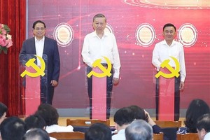 From left: Prime Minister Pham Minh Chinh, Party General Secretary To Lam and permanent member of the Party Central Committee's Secretariat Tran Cam Tu launch three digital platforms which are vital to Resolution 57’s performance. (Photo: VNA)