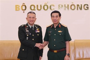 Deputy Secretary of the Central Military Commission and Minister of National Defence Gen. Phan Van Giang (R) receives Chief of Defence Forces of Thailand Gen. Songwit Noonpackdee in Hanoi on July 5. (Photo: VNA)