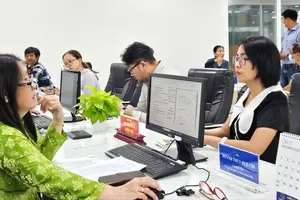 A civil servant at the Xuan Hoa Ward Public Administrative Service Center processes administrative procedure applications for residents through the public service portal. (Photo: SGGP)