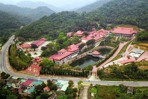 Truc Lam Yen Tu Zen Monastery (also known as Lan Pagoda) is located on Yen Tu Mountain in the Yen Tu Historical Relic and Scenic Area (Quang Ninh), which was chosen by King Tran Nhan Tong as a place to practice. This was originally a large temple with massive structures but was destroyed over time, now only a few traces remain on the ground. In 2002, Truc Lam Yen Tu Zen Monastery was rebuilt (2021). (Photo: VNA)