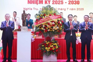 Party General Secretary To Lam (L) attends the first congress of Nghia Tru commune's Party orgnisation on July 14. (Photo: VNA)