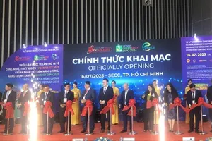 Delegates cut the ribbon to open the exhibition. (Photo: SGGP)