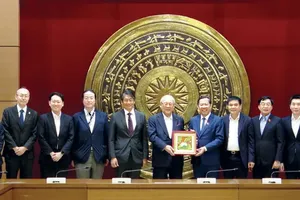 Chairman of the National Assembly’s Economic and Financial Committee, Phan Van Mai (4th, R) offers a gift to Mr. Takebe Tsutomu, Special Advisor to the Japan-Vietnam Parliamentary Friendship Alliance (JVPFA). (Photo: SGGP)