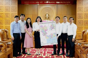 Sai Gon Giai Phong Newspaper presents the Communal-Level Administrative Map of HCMC to the Office of the City’s Party Committee. (Photo: SGGP)