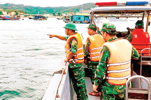 Coastal Border Guard Forces is guiding fishermen in storm evacuation efforts. (Photo: SGGP)