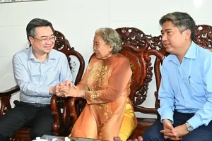 Standing Vice Secretary of the Ho Chi Minh City Party Committee, Nguyen Thanh Nghi, visits Mrs. Vo Thi Dac. (Photo: SGGP)