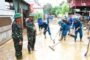 Colonel Tran Manh Quan, Deputy Chief of Division 324, instructs Regiment 335 to carry out tasks in support of the local community. (Photo: SGGP)