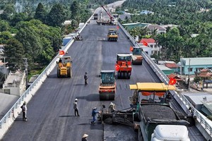 Around 13.7 out of 14 kilometers of the road surface have been paved with asphalt concrete. (Photo: SGGP)
