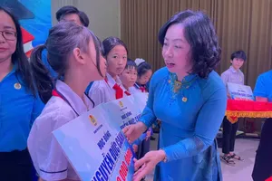 Ms. Thai Thu Xuong, Standing Vice President of the Vietnam General Confederation of Labor, offers scholarships to children of workers and trade union members facing difficult circumstances. (Photo: SGGP)