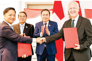 National Assembly Chairman Tran Thanh Man witnesses the signing ceremony of a memorandum of understanding on cooperation in developing the international financial centre between the Foreign Investment Agency under Vietnam’s Ministry of Finance and the Swiss Fintech Association. (Photo: VNA)