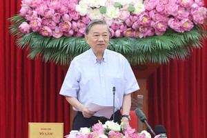Party General Secretary To Lam speaks at the working session on July 30, discussing the draft documents to be submitted to the 14th National Party Congress. (Photo: VNA)