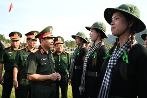 Lieutenant General Truong Thien To visits and encourages the female soldiers participating in training at National Military Training Center No. 4.
