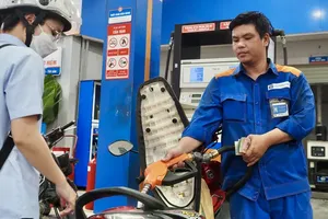 Customers refuel at a Petrolimex station on Tran Hung Dao Street in Cho Quan Ward, in Ho Chi Minh City. (Photo: SGGP)