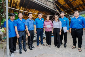 The delegation from the Ho Chi Minh City Vietnam Fatherland Front Committee visits thee family of Mrs. Vu Thi Van in Van Hanh quarter in Phu My Ward. (Photo: SGGP)