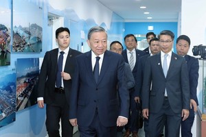 Party General Secretary To Lam visits Dongwon Global Terminal Busan in Busan city. (Photo: VNA)