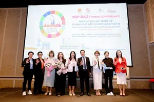 Director of the Ho Chi Minh City Department of Tourism, Nguyen Thi Anh Hoa (C) presents flowers to representatives of participating organizations.