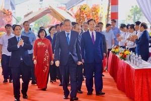 Party General Secretary To Lam (2nd, R) and Prime Minister Pham Minh Chinh (L), along wih delegates attend groundbreaking and inauguration ceremony for 250 key projects at the National Exhibition and Convention Center in Hanoi on August 19. (Photo: SGGP)