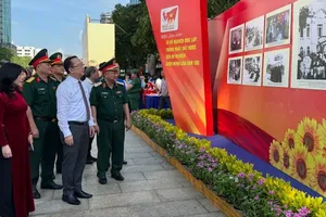HCMC's leaders and delegates visit the exhibition. (Photo: SGGP)