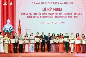 Party General Secretary To Lam (9th, left) honours outstanding individuals in the cultural sector (Photo: SGGP)