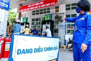 Fuel prices rise from 3:00 pm on August 28. (Photo: SGGP)