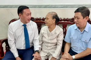 Standing Vice Chairman of the Ho Chi Minh City People’s Council Pham Thanh Kien (L) visits Vietnamese Heroic Mother Nguyen Thi Huong. (Photo: SGGP)