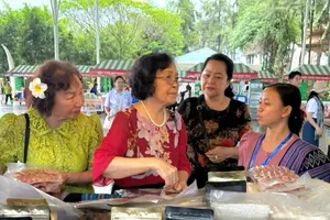 Vietnamese and Lao business representatives engage in the Laos-Vietnam Cuisine, Cultural and Trade Exchange Festival 2025. (Photo: SGGP)