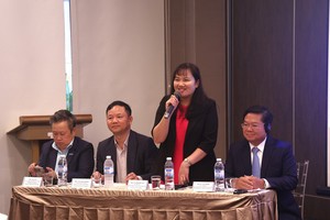 A representative of the HCMC Investment and Trade Promotion Centre (ITPC) fields questions from investors at the business roundtable in Singapore on August 28. (Photo: VNA)