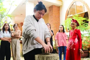 Tourists come to explore, experience, and purchase traditional pottery in Bau Truc Pottery Village. (Photo: SGGP)
