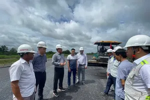 The My Thuan Project Management Board inspects Can Tho–Ca Mau Expressway project. (Photo: SGGP)