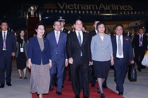 State President Luong Cuong (C) is welcomed at Beijing airport on September 2 evening. (Photo: VNA)