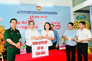 Vice Secretary of the Ho Chi Minh City Party Committee, Nguyen Phuoc Loc (2nd, L) and delegates support the an Son Nhat Ward Community Kitchen. (Photo: SGGP)