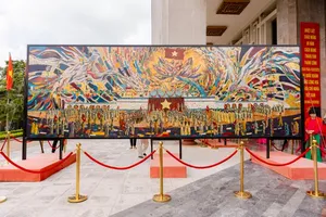 The large-scale lacquer painting entitled “President Ho reads the Declaration of Independence,” by young artist Chu Nhat Quang is presented at the exhibition “The Spring of Independence”.
