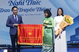 Vice Chairwoman of the Ho Chi Minh City People’s Committee, Tran Thi Dieu Thuy, presents the Traditional Flag of the City to a representative of the War Remnants Museum. (Photo: SGGP)