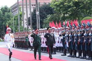 Minister of National Defence General Phan Van Giang and Minister of Defence of the Republic of Azerbaijan Colonel General Hasanov Zakir Asgar Oglu review the Honor Guard of the Vietnam People’s Army. (Photo: VNA)