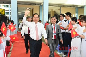 Chairman of the Ho Chi Minh City People’s Committee Nguyen Van Duoc attends the opening ceremony of the new 2025-2026 academic year at the Tran Phu High School in Phu Tho Hoa on the morning of September 5.