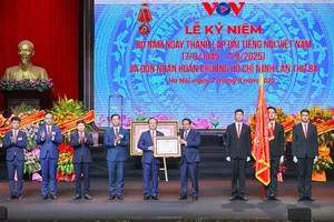 Prime Minister Pham Minh Chinh presents Ho Chi Minh Order to Voice of Vietnam. (Photo: SGGP)