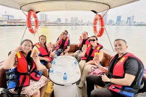 A delegation of international media representatives and buyers took part in a city tour of Ho Chi Minh City, exploring its key cultural and historical attractions.