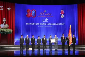 General Secretary To Lam presents the First-Class Labor Order to Vietnam Television. (Photo: SGGP)