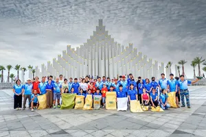 The Blue Sea Club and volunteers clean up litter around Tam Thang Tower at Bai Sau Park, Vung Tau Ward, Ho Chi Minh City. (Photo: SGGP)
