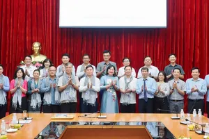 The editorial boards of Sai Gon Giai Phong Newspaper and Alunmay Magazine at the receiving ceremony (Photo: SGGP)