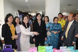 Delegates visit a product display booth. (Photo: SGGP)