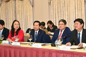 Chairman of the Ho Chi Minh City People's Council, Vo Van Minh, receives a delegation of leaders and managers from the Popular Movement for the Liberation of Angola (MPLA) and the Mozambique Liberation Front (FRELIMO) on September 13. (Photo: SGGP)