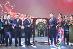 PM Pham Minh Chinh (left) beats the gong to symbolically mark the start of a new development phase. (Photo: VNA)