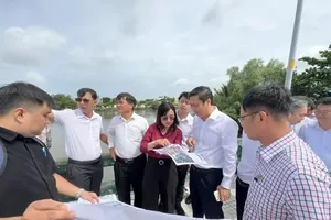 The inspection delegation includes representatives from various departments, agencies, and relevant units. (Photo: SGGP)