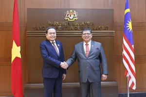 Speaker of the Malaysian House of Representatives Tan Sri Dato’ Johari bin Abdul (R) welcomes National Assembly Chairman Tran Thanh Man.
