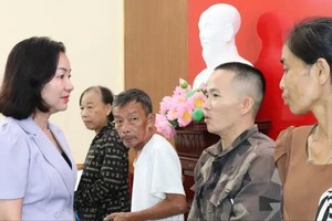 Standing Vice Chairwoman of the Ho Chi Minh City Fatherland Front Committee, Truong Thi Bich Hanh offers gifts to residents in Vinh Loc Ward. (Photo: SGGP)