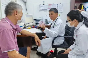 A aenior citizen in the former Thu Duc City , Ho Chi Minh City, receives medical examinations and consultations for chronic conditions from doctors of Le Van Thinh Hospital at the Thao Dien satellite general clinic. (Photo: SGGP)