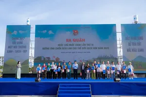 The Central Committee of the Ho Chi Minh Communist Youth Union launches the 6th nationwide "Green Sunday" program in response to the 2025 "Making the World Cleaner" campaign in Hue City on September 21. (Photo: SGGP)