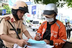 Ho Chi Minh City traffic police fine traffic violators. (Photo: SGGP)
